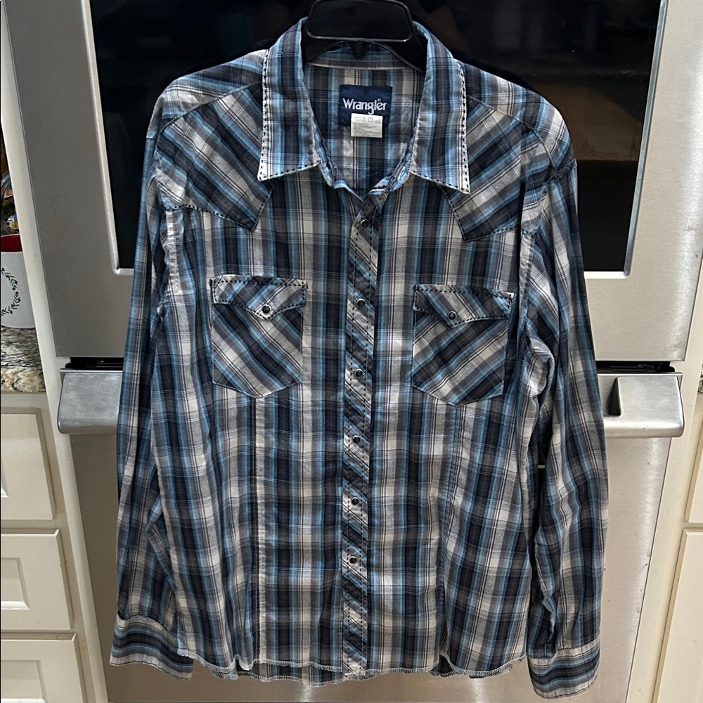 Wrangler Men's Casual Blue and White Plaid Western Shirt